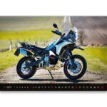 Koledar Motorji 2027 – zmogljivi motorji, športni motocikli in atraktivne fotografije za ljubitelje motorjev.