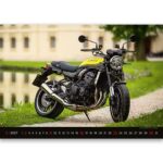 Koledar Motorji 2027 – športni motorji v dinamičnih prizorih in estetske fotografije motociklov.