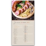 Domača kranjska klobasa s kislim zeljem kot tradicionalna slovenska zimski jed za koledar Dobrote po domače.