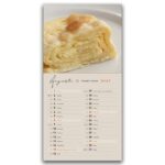 Domači skutini štruklji z drobtinicami na krožniku kot motiv tradicionalne slovenske kuhinje.