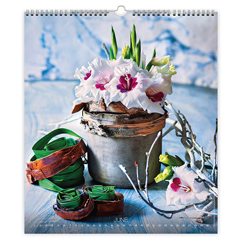 koledar-live-design-2026-EG-6 Koledar Live Design 2026 – razkošni cvetlični šopki kot simbol lepote.